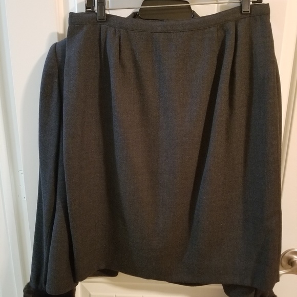 Dark gray Novella Bloom suit with detachable fur cuff - Picture 7 of 7